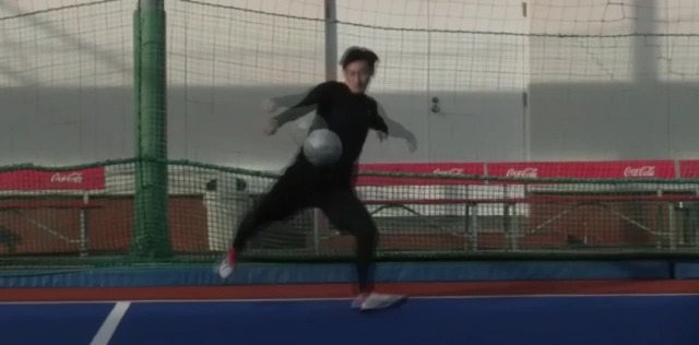 ボールを蹴る動作を確認する動画の一場面